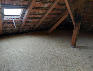 Zateplení stropu rodinného domu pomocí foukané izolace